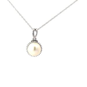 10kt white gold diamond and cultured pearl halo pendant D tw 0.10cts SI clarity, near colorless H/I color on 18" chain