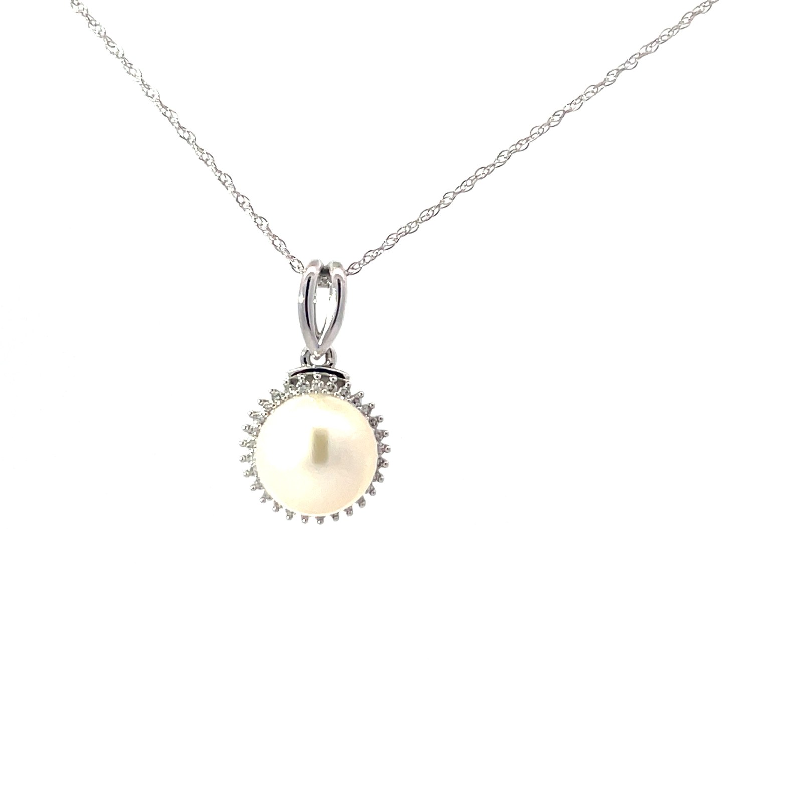 .jpg 10kt white gold diamond and cultured pearl halo pendant D tw 0.10cts SI clarity, near colorless H/I color on 18" chain