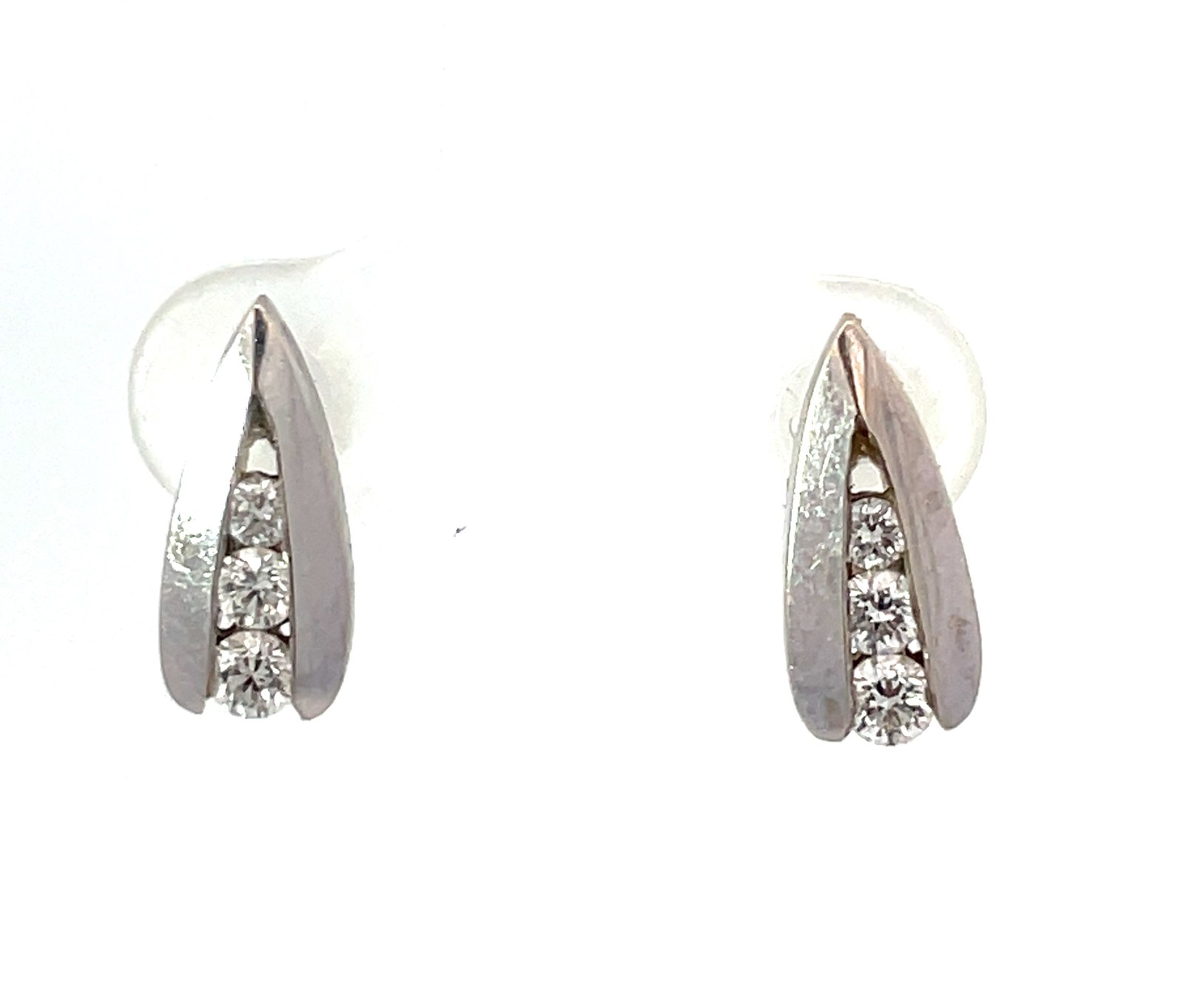 D 14KT W/G DIAMOND EARRINGS 6 ROUND DIAMONDS CTW 0.30 PTS SI2 Clairty, H Color