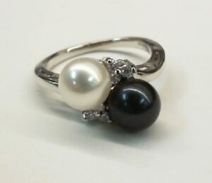 14kt white gold diamond and black and white cultured pearl ring D tw .08cts