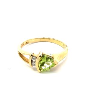 14 kt. y/g peridot and diamond ring trillion cut peridot 6.5 mm 2 round dia,TW 0.06 pts, VS clarity, G color