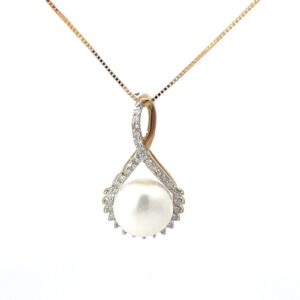 10kt yellow gold diamond and pearl halo infinity pendant D tw0.20cts SI clarity, near colorless I color