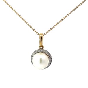 10kt yellow gold diamond and cultured pearl halo pendant D tw 0.11cts P 7mm