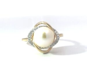 14kt yellow gold pearl and diamond twisted love knot ring D tw 0.12cts SI clarity, near colorless H color