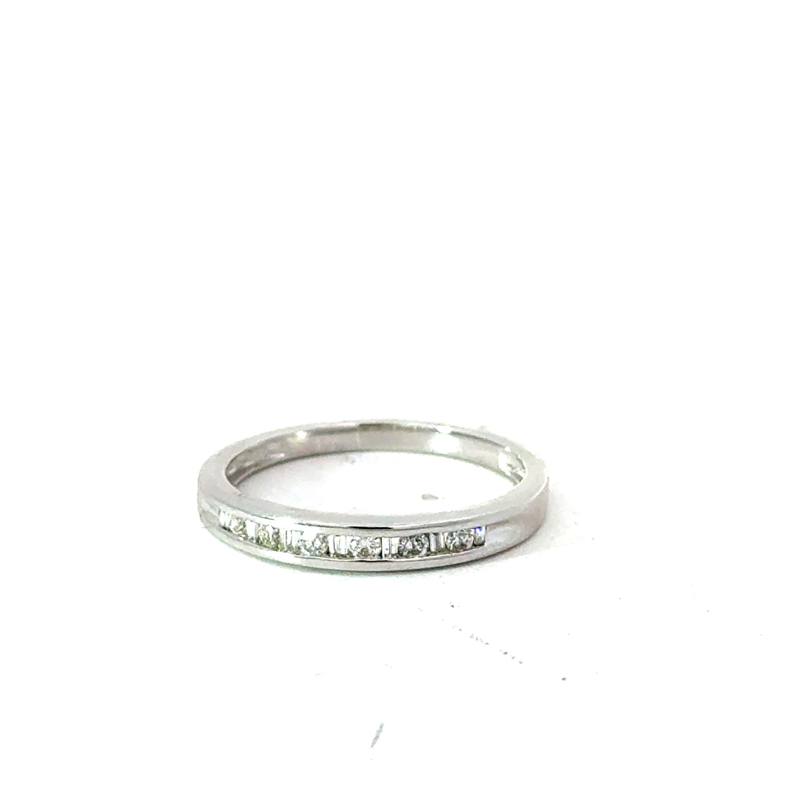 10kt white gold diamond round and baguette channel set band tw 1/5ct (0.20pts) SI2 clarity, near colorless H/I