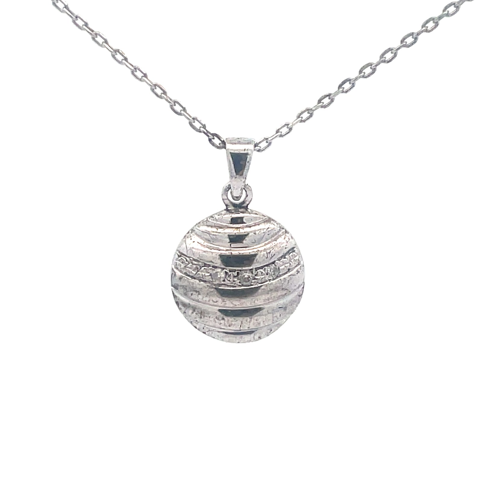 DAGP .jpg STERLING SILVER AND DIAMOND ROUND PEND 0.03 PTS 18"