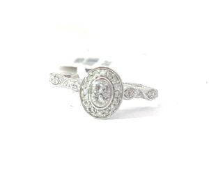 14kt white gold diamond cluster oval eng ring D tw 0.20cts SI, G/H