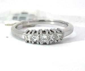 14KT W/G 5 STONE PRINCESS CUT DIA BAND T/W .50PTS SI1, H