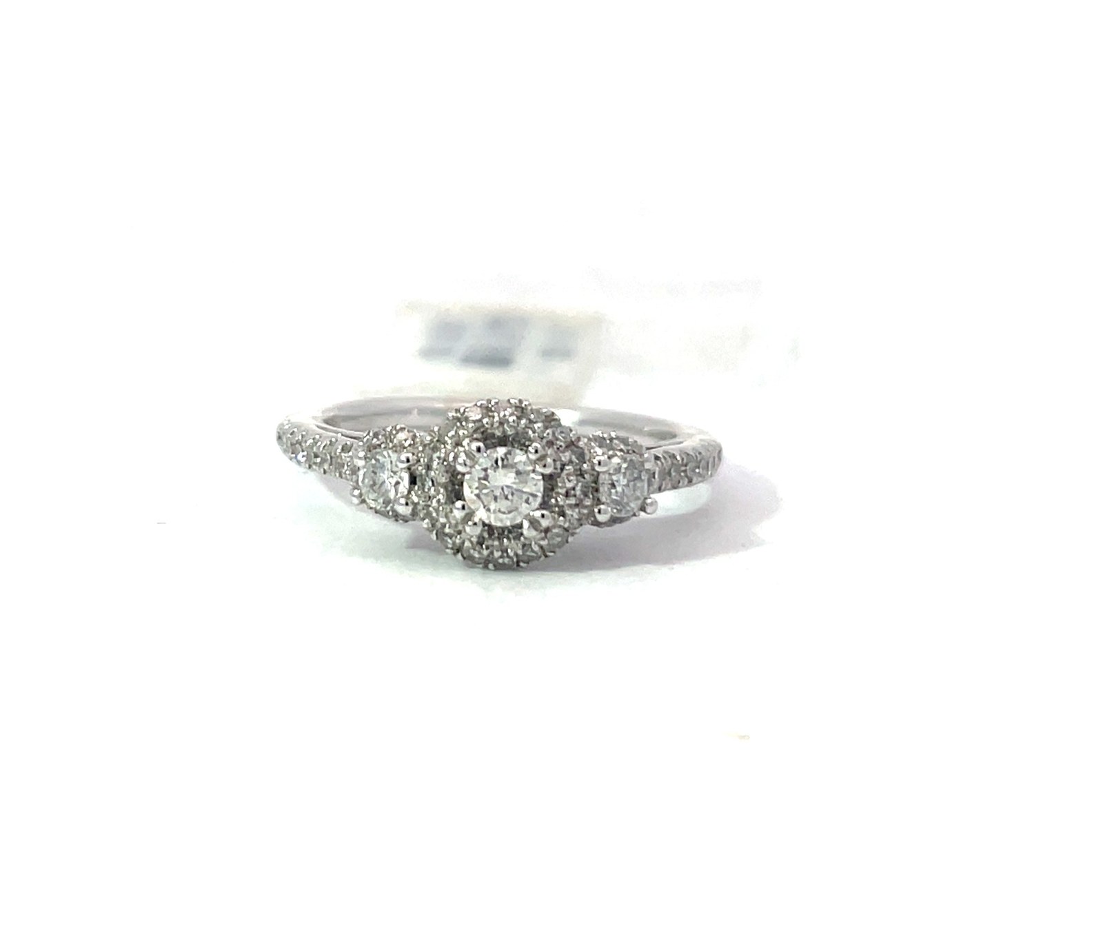 XRR 14 KT W/G DIAM 3 STONE ENGAGE RING 70 SIDE STONES TW .50 PTS VS2/H