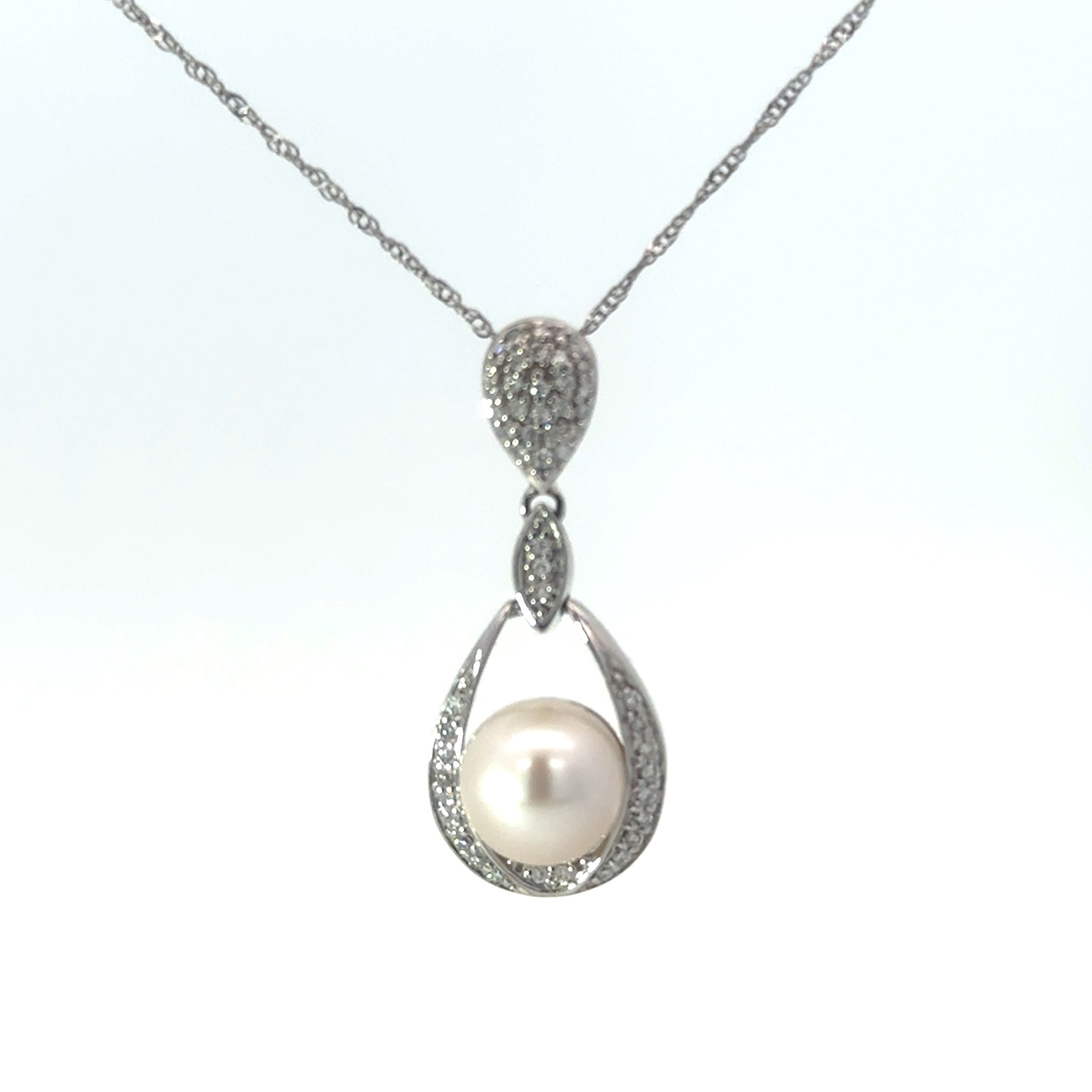 cdafc .jpg 14kt white gold diamond and cultured pearl necklace D tw 0.15pts SI clarity, near colorless G/H on diamond cut twisted chain 18"
